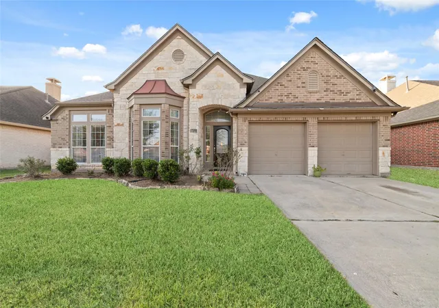 Single family home for sale at 9815 Ryans Park Ln, Houston, TX 77089 | MLS# 45832128