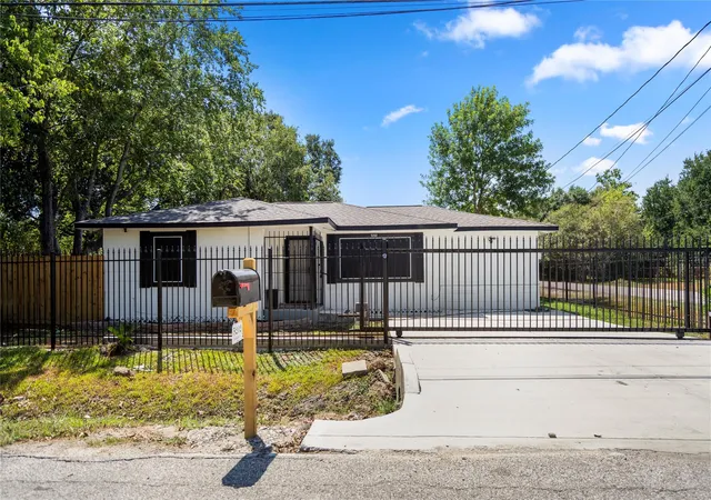 Photo 2 of Single family home for sale at 5202 Denmark St, Houston, TX 77016 | MLS# 58725995 | Listing updated on 2026-09-15