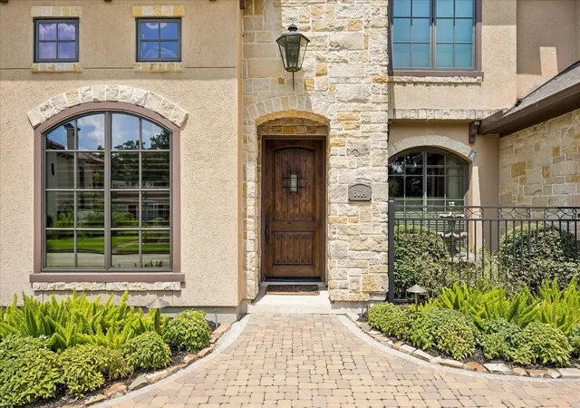 Photo 2 of Sale Pending at 6014 Rose St, Houston, TX 77007 | MLS# 12252035 | Listing updated on 2026-09-11