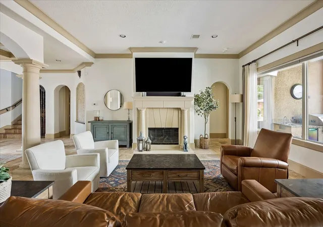 Photo 3 of Sale Pending at 6014 Rose St, Houston, TX 77007 | MLS# 12252035 | Listing updated on 2026-09-11