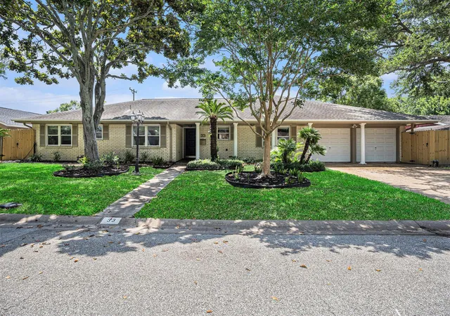 Photo 1 of Single family home for sale at 33 Maple Ln, Galveston, TX 77551 | MLS# 2724967 | Listing updated on 2026-09-19