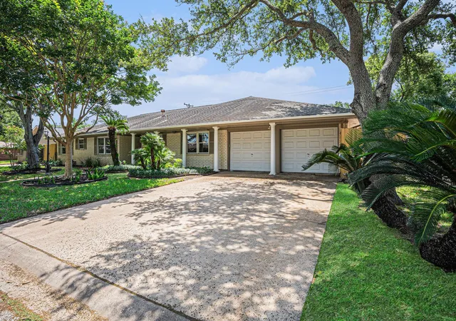 Photo 2 of Single family home for sale at 33 Maple Ln, Galveston, TX 77551 | MLS# 2724967 | Listing updated on 2026-09-19
