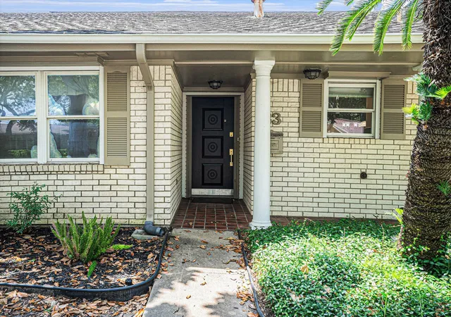Photo 3 of Single family home for sale at 33 Maple Ln, Galveston, TX 77551 | MLS# 2724967 | Listing updated on 2026-09-19