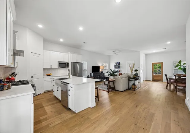 Photo 3 of Single family home for sale at 917 Moody St, Houston, TX 77009 | MLS# 40752132 | Listing updated on 2026-09-12