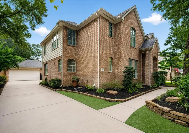 Photo 2 of Single family home for sale at 30 Murmuring Crk Pl, Conroe, TX 77385 | MLS# 26553207 | Listing updated on 2026-09-08