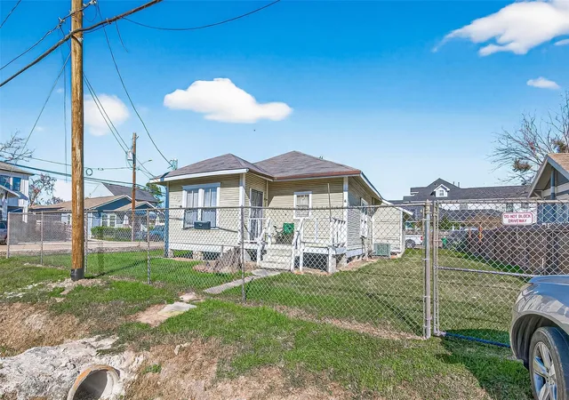 Photo 2 of Single family home for sale at 1110 Mathis St, Houston, TX 77009 | MLS# 44323634 | Listing updated on 2026-09-17