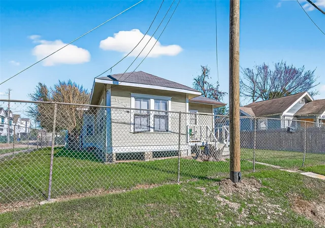Photo 3 of Single family home for sale at 1110 Mathis St, Houston, TX 77009 | MLS# 44323634 | Listing updated on 2026-09-17