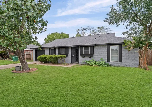 Photo 2 of Sale Pending at 12206 Flushing Meadows Dr, Houston, TX 77089 | MLS# 30358169 | Listing updated on 2026-09-21