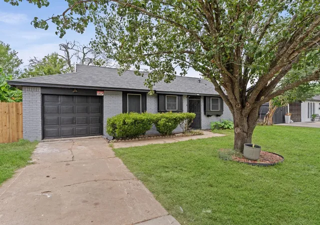 Photo 3 of Sale Pending at 12206 Flushing Meadows Dr, Houston, TX 77089 | MLS# 30358169 | Listing updated on 2026-09-21