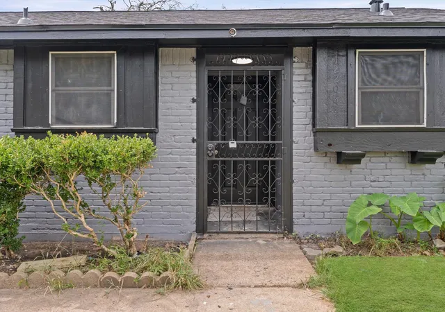 Photo 3 of Sale Pending at 12206 Flushing Meadows Dr, Houston, TX 77089 | MLS# 30358169 | Listing updated on 2026-09-21