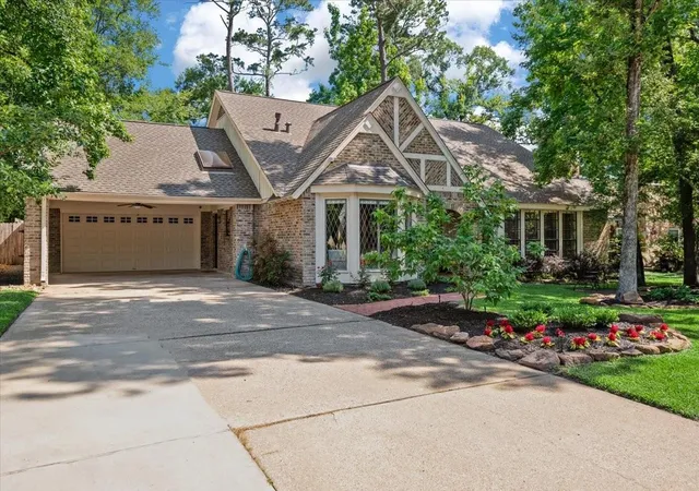 Photo 2 of Single family home for sale at 10 Cape Chestnut Dr, Spring, TX 77381 | MLS# 17837760 | Listing updated on 2026-09-11