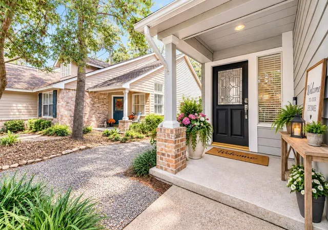Photo 3 of Single family home for sale at 22 E New Avery Pl, Spring, TX 77382 | MLS# 68255135 | Listing updated on 2026-10-10