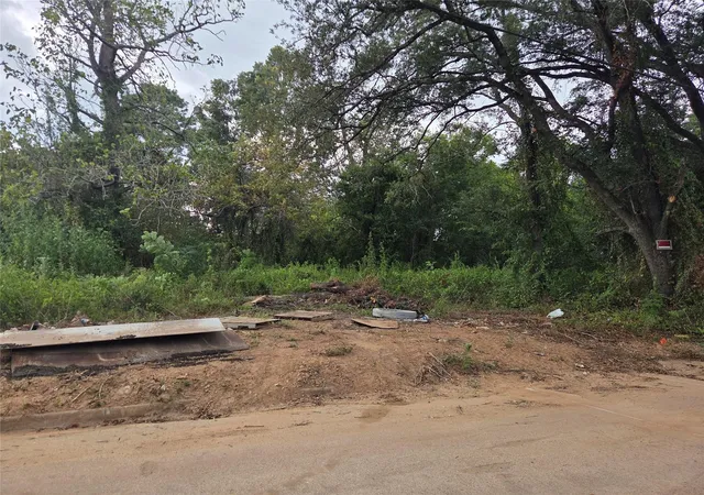 Photo 1 of Land for sale at 107 S San Jacinto St, Conroe, TX 77301 | MLS# 36889636 | Listing updated on 2026-09-09
