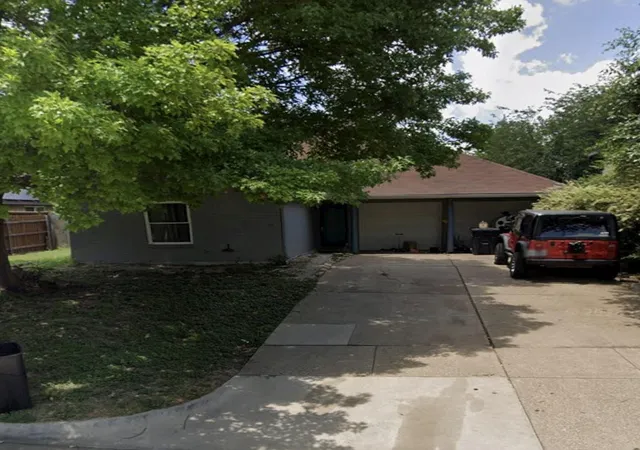 Photo 1 of Single family home for sale at 109 Hardin Dr, Arlington, TX 76018 | MLS# 35111022 | Listing updated on 2026-09-11