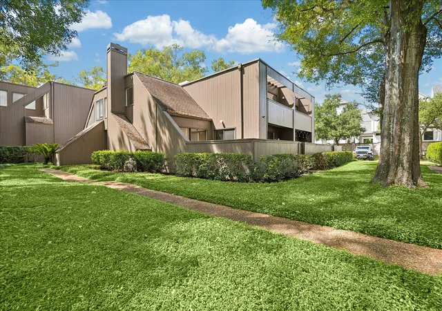 Photo 2 of Townhouse for sale at 115 Litchfield Ln, Houston, TX 77024 | MLS# 64372586 | Listing updated on 2026-09-27