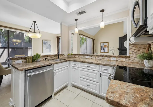 Photo 3 of Townhouse for sale at 115 Litchfield Ln, Houston, TX 77024 | MLS# 64372586 | Listing updated on 2026-09-27