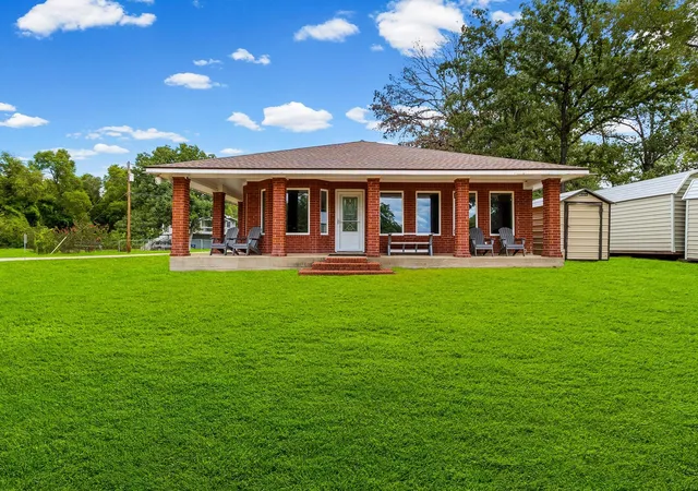 Photo 2 of Single family home for sale at 361 S Lakeside Dr, Huntsville, TX 77320 | MLS# 76485683 | Listing updated on 2026-09-10