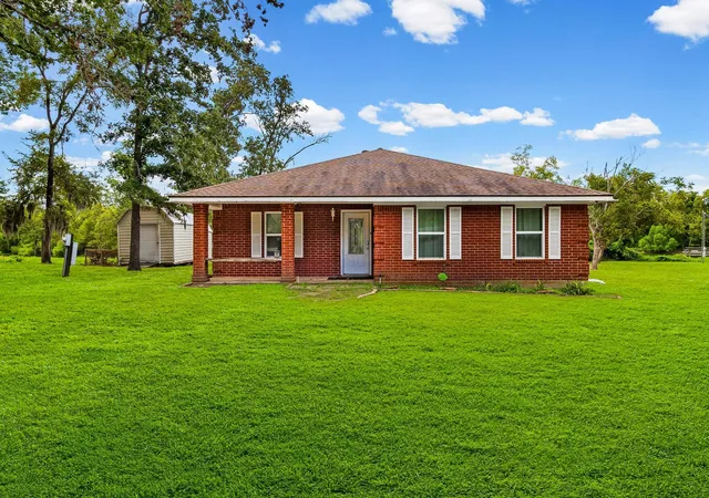 Photo 3 of Single family home for sale at 361 S Lakeside Dr, Huntsville, TX 77320 | MLS# 76485683 | Listing updated on 2026-09-10