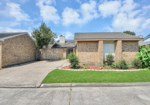 Photo 1 of Single family home for sale at 1723 Plumbwood Way, Houston, TX 77058 | MLS# 42338231 | Listing updated on 2026-10-03