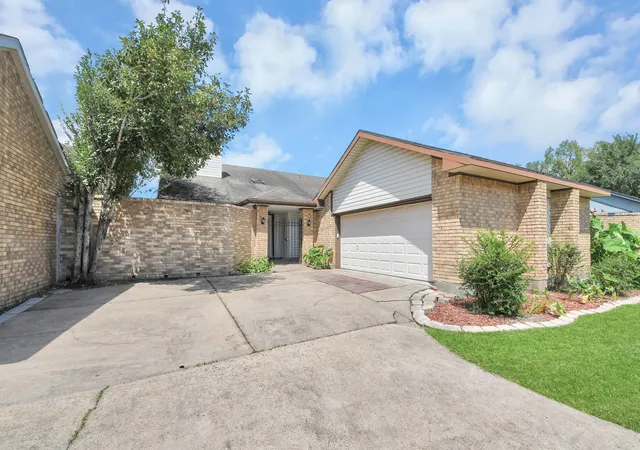 Photo 2 of Single family home for sale at 1723 Plumbwood Way, Houston, TX 77058 | MLS# 42338231 | Listing updated on 2026-10-03