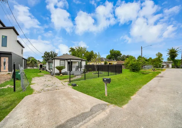 Photo 3 of Single family home for sale at 7913 Henson St, Houston, TX 77028 | MLS# 12308852 | Listing updated on 2026-09-04