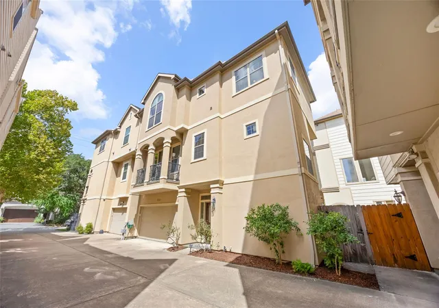 Photo 1 of Townhouse for sale at 1514 Birdsall St #B, Houston, TX 77007 | MLS# 47135504 | Listing updated on 2026-09-24