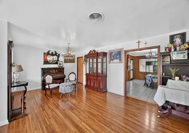 Photo 3 of Single family home for sale at 3106 Laverne St, Houston, TX 77080 | MLS# 88406519 | Listing updated on 2026-09-17