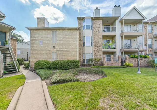 Condo for sale at 12550 Whittington Dr #303, Houston, TX 77077 | MLS# 18296502