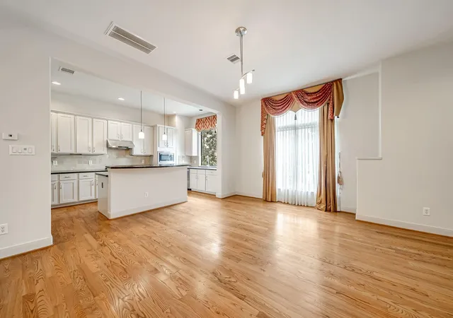 Photo 4 of Single family home for sale at 1914 Woodbury St, Houston, TX 77030 | MLS# 22061874 | Listing updated on 2026-09-09