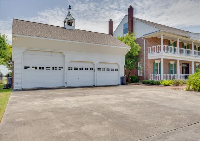 Photo 2 of Single family home for sale at 13224 Bay Pl Dr, Beach City, TX 77523 | MLS# 28987365 | Listing updated on 2026-09-14