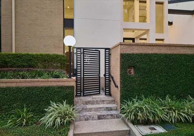 Photo 2 of Townhouse for sale at 45 Briar Holw #6, Houston, TX 77027 | MLS# 41568891 | Listing updated on 2026-10-06