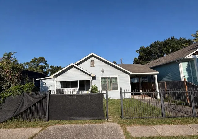 Photo 3 of Sale Pending at 905 Walton St, Houston, TX 77009 | MLS# 15880757 | Listing updated on 2026-09-18