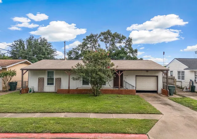 Photo 3 of Single family home for sale at 7113 Sycamore Dr, Galveston, TX 77551 | MLS# 22731989 | Listing updated on 2026-10-08