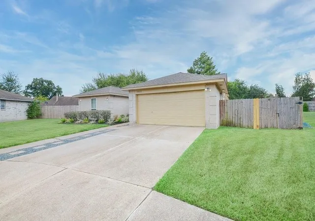 Photo 2 of Single family home for sale at 10615 Heatherford Dr, Houston, TX 77041 | MLS# 94270360 | Listing updated on 2026-09-04