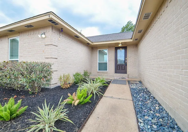 Photo 3 of Single family home for sale at 10615 Heatherford Dr, Houston, TX 77041 | MLS# 94270360 | Listing updated on 2026-09-04