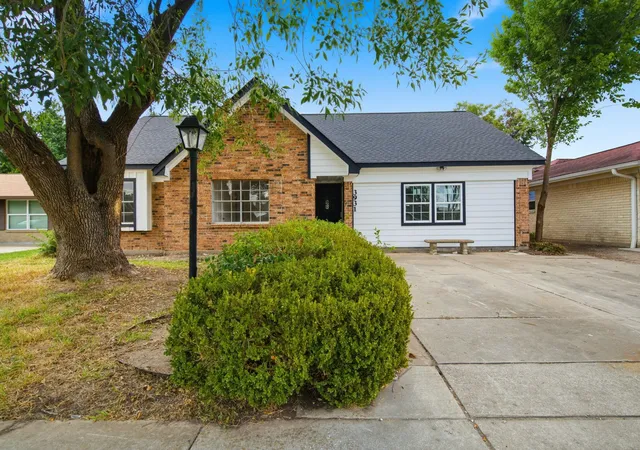 Photo 2 of Single family home for sale at 3931 Tiffany Dr, Houston, TX 77045 | MLS# 10124727 | Listing updated on 2026-09-25