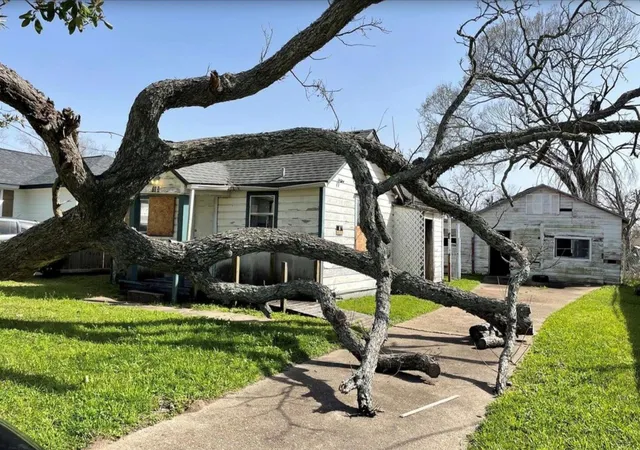 Photo 1 of Single family home for sale at 213 E Bernard St, Clute, TX 77531 | MLS# 6222578 | Listing updated on 2026-09-24