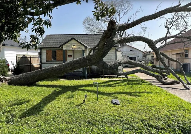 Photo 2 of Single family home for sale at 213 E Bernard St, Clute, TX 77531 | MLS# 6222578 | Listing updated on 2026-09-24
