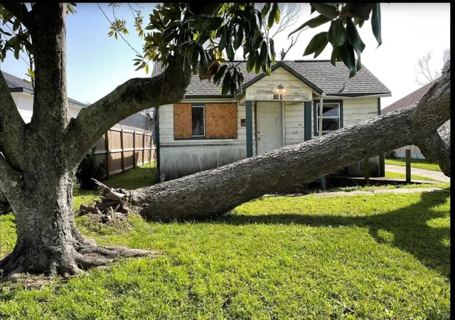 Photo 3 of Single family home for sale at 213 E Bernard St, Clute, TX 77531 | MLS# 6222578 | Listing updated on 2026-09-24