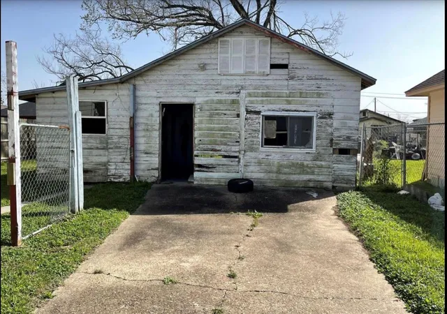 Photo 3 of Single family home for sale at 213 E Bernard St, Clute, TX 77531 | MLS# 6222578 | Listing updated on 2026-09-24