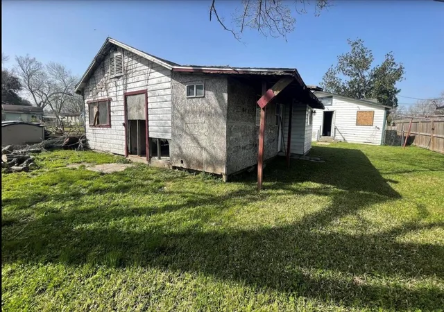 Photo 4 of Single family home for sale at 213 E Bernard St, Clute, TX 77531 | MLS# 6222578 | Listing updated on 2026-09-24