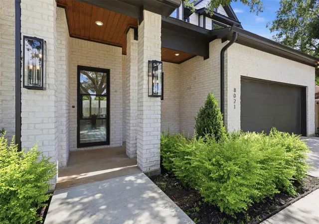 Photo 3 of Single family home for sale at 8021 Turquoise Ln, Houston, TX 77055 | MLS# 4733550 | Listing updated on 2026-10-08