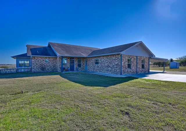 Photo 1 of Single family home for sale at 1733 County Rd 376, Shiner, TX 77984 | MLS# 59269498 | Listing updated on 2026-09-16