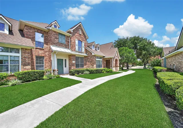 Photo 3 of Townhouse for sale at 17907 Clover Hl, Houston, TX 77094 | MLS# 11440685 | Listing updated on 2026-09-04