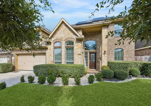 Photo 2 of Single family home for sale at 1106 Boxwood Pl, Friendswood, TX 77546 | MLS# 50066750 | Listing updated on 2026-10-09