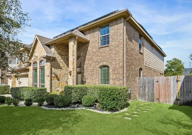 Photo 3 of Single family home for sale at 1106 Boxwood Pl, Friendswood, TX 77546 | MLS# 50066750 | Listing updated on 2026-10-09