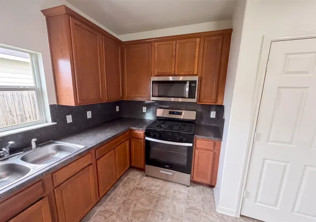 Photo 4 of Single family home for sale at 15019 Silhouette Ridge Dr, Humble, TX 77396 | MLS# 24757026 | Listing updated on 2026-09-19