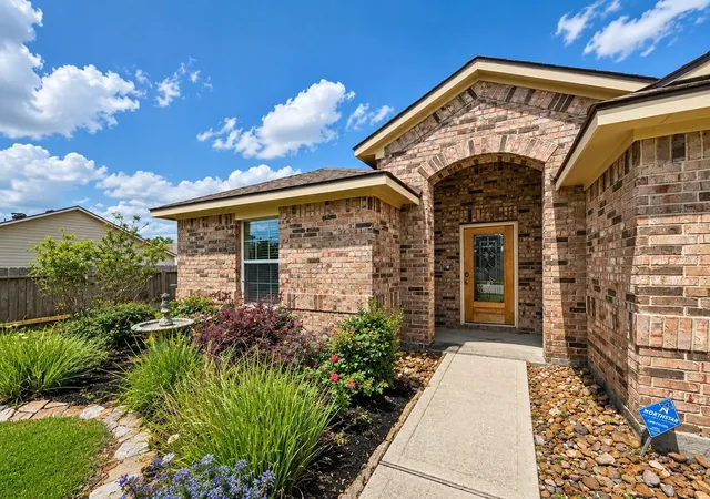 Photo 2 of Sale Pending at 2911 Lincolns Meadow Dr, Spring, TX 77373 | MLS# 25116435 | Listing updated on 2026-10-05