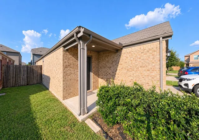 Photo 2 of Single family home for sale at 6247 El Platino Dr, Houston, TX 77048 | MLS# 25653416 | Listing updated on 2026-10-06