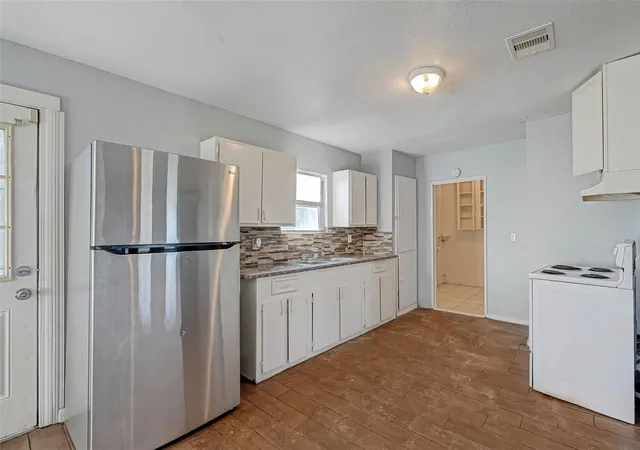 Photo 4 of Single family home for sale at 5322 Westover St, Houston, TX 77033 | MLS# 81602651 | Listing updated on 2026-09-05